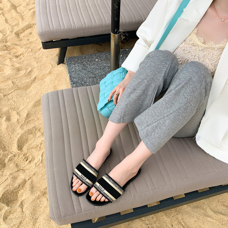 2022 nova mulher de luxo chinelos moda designer carta harajuku bordados sandálias casa senhoras flip flop sapatos comfor slides