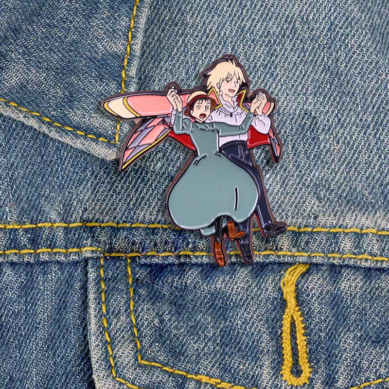 Di alta qualità Cartoon Howls Moving Castle smalto Pin coppia spilla Anime Badge uomini e donne zaino Pin Cute Anime accessori