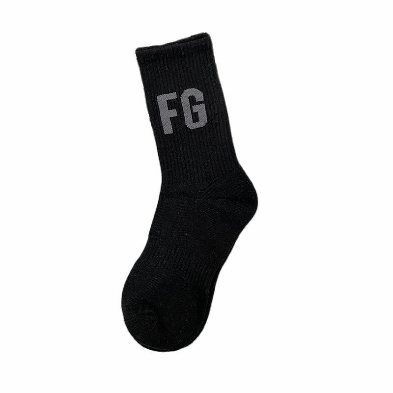 New European and American spring and autumn hip-hop fashion socks personality male alphabet socks sports skateboard leisure sock