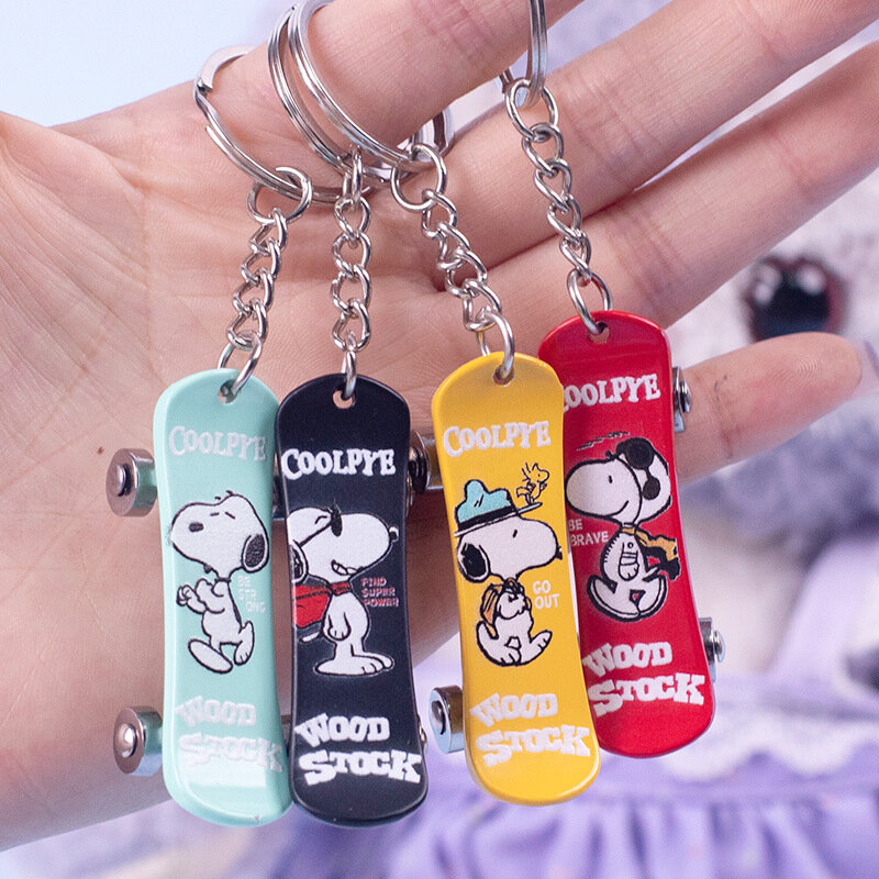 Snoopy Serie Dekorative Zink-legierung Vier Rad Doppel Tilt Roller Keychain Halskette Anhänger Cartoon Kawaii Anime Plüsch Spielzeug Geschenk