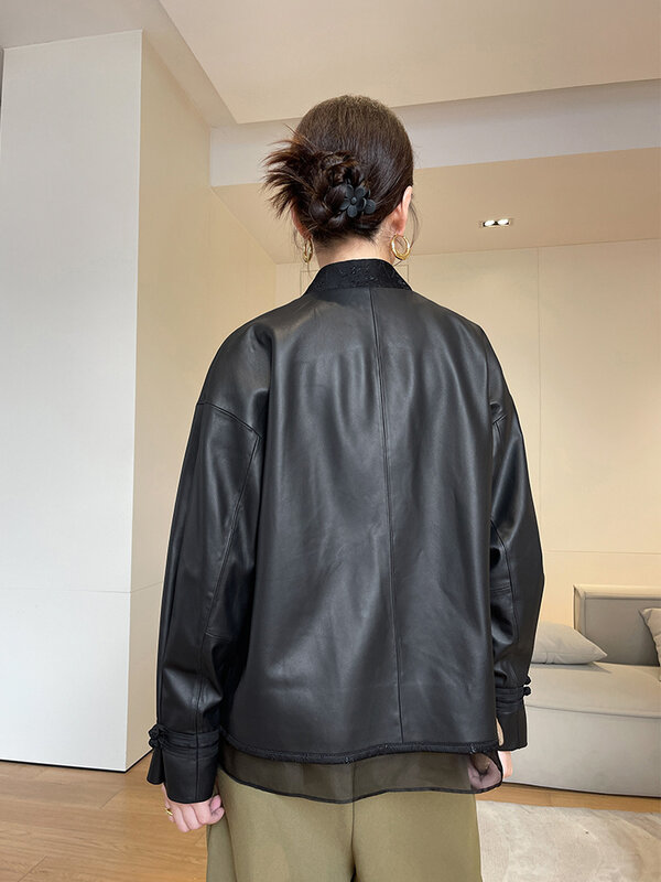 Женская кожаная куртка с V-образным вырезом