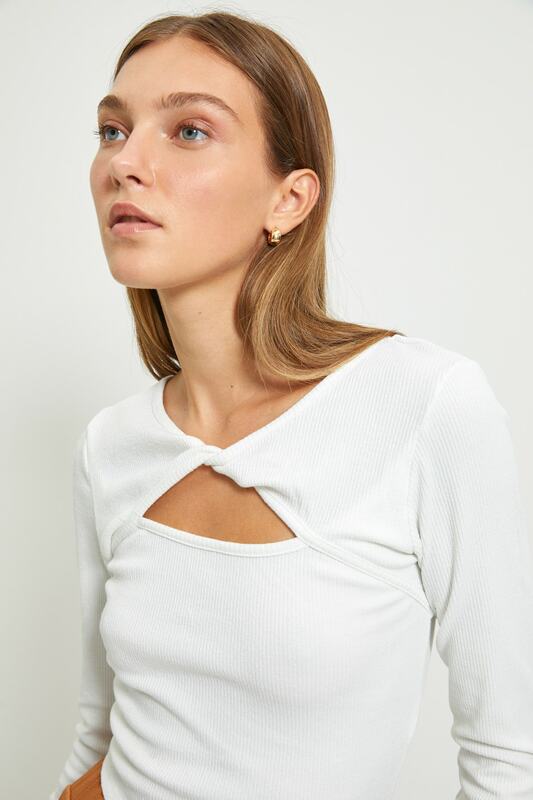 Trendsensual blusa curta de malha com corte baixo branco bruto detalhada com ranhuras