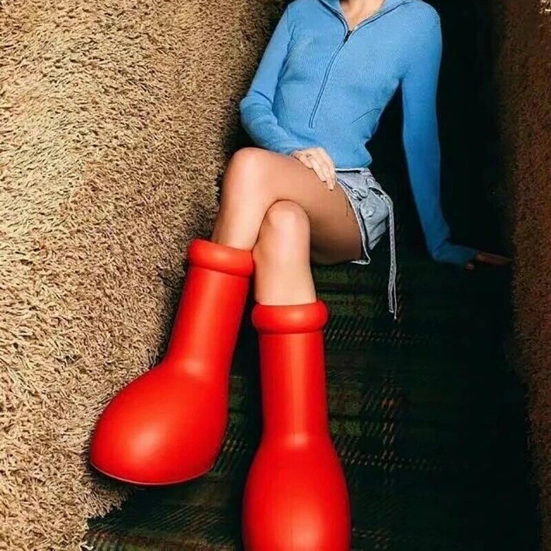 كبير الأحمر الأحذية الركبة أحذية عالية موضة جولة تو إيفا بالون تشبه الانزلاق على المرأة الاتجاه أحذية المطر سميكة أسفل أحذية المدرج الطرف