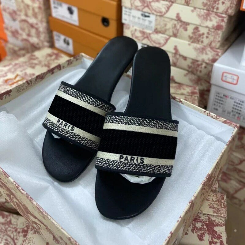 Zapatillas de lujo para mujer, sandalias bordadas con letras de diseñador de moda, estilo Harajuku, chanclas para el hogar, 2022