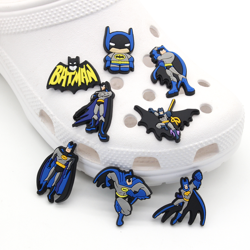 Nowy jibz 1 sztuk cartoon bat superhero ogród uroki butów DIY clog buty Aceessories Fit croc sandały udekoruj Unisex kid x-mas prezent