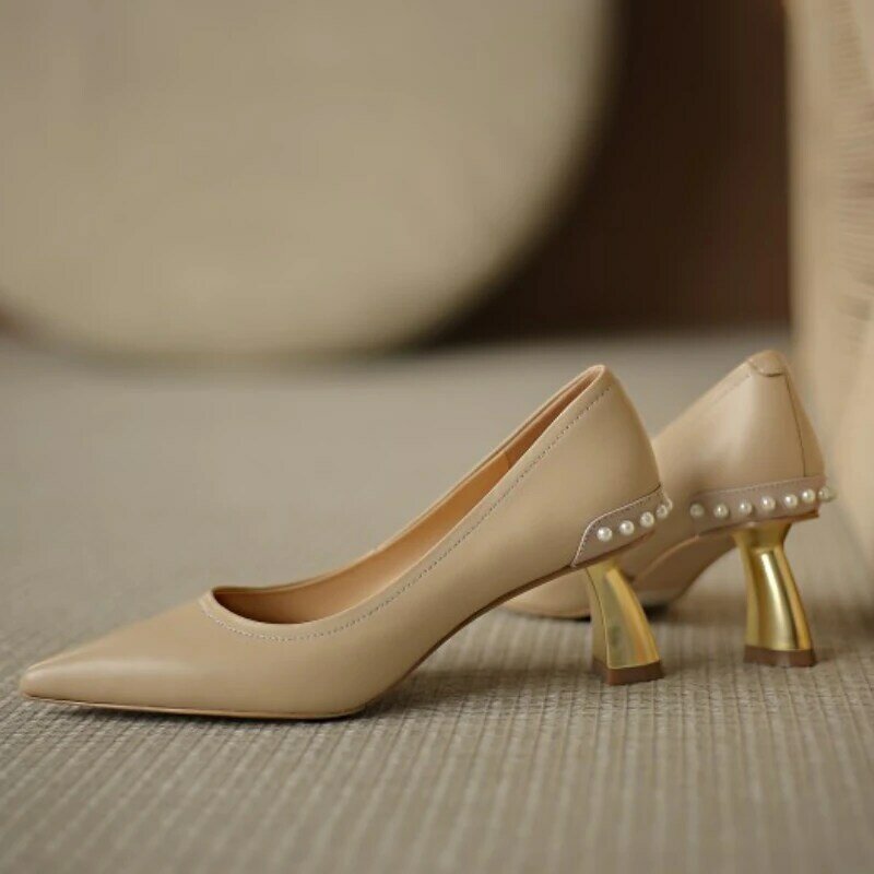 Sepatu Wanita Perjamuan Ukuran Besar 32-43 Sepatu Hak Tinggi Pendek Baru Musim Semi dan Musim Gugur Sepatu Tunggal Kulit Sapi Penuh