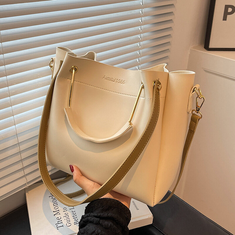 ファッショナブルな女性のハンドバッグ,大容量,対照的な文字が印刷された,非対称のショルダーストラップ,クロスオーバー,2023