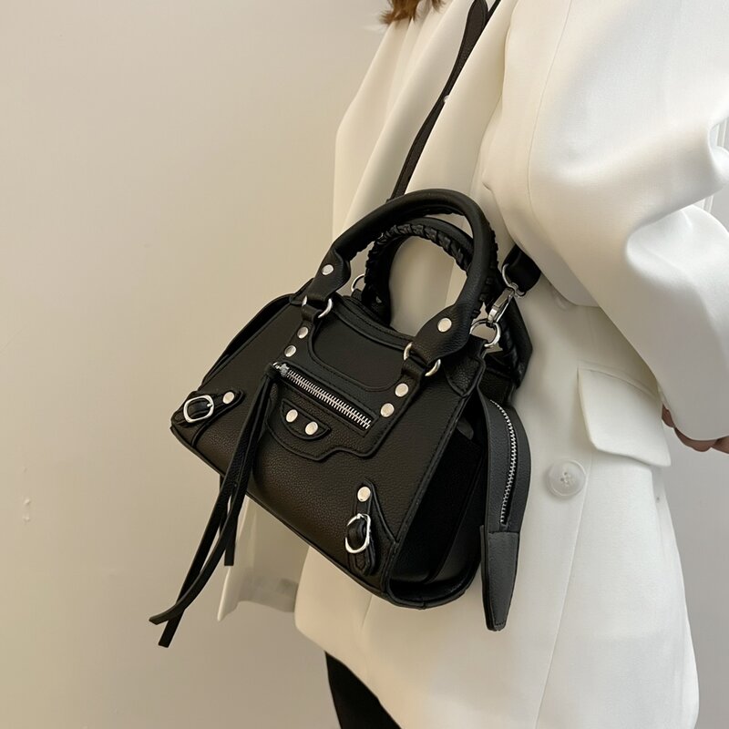 女性用の豪華なPUレザーハンドバッグ,デザイナーブランドのショルダーバッグ,タッセル付きのエレガントでソフトなバイクバッグ
