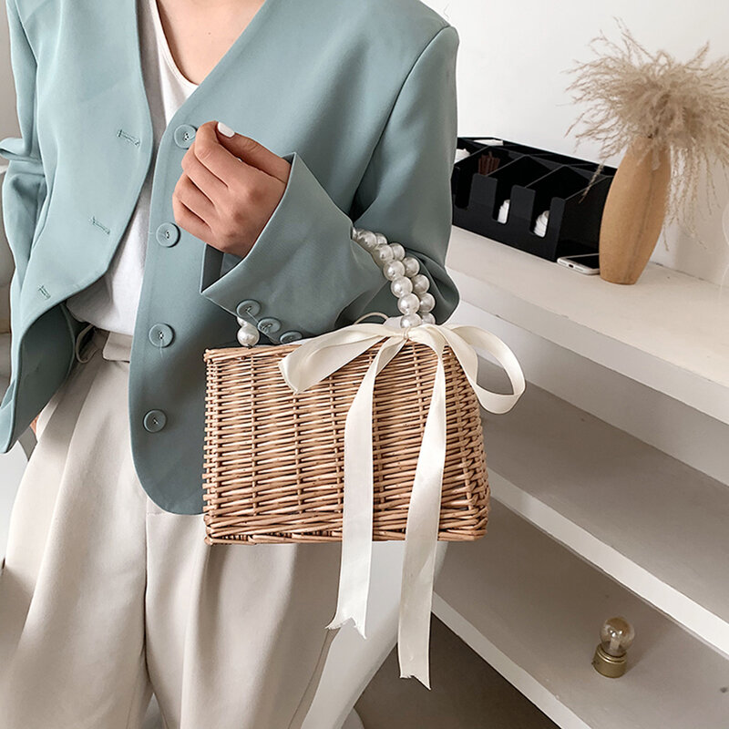 Bolso de mano de ratán tejido para mujer, bolsa Vintage de Color puro para el almuerzo, para vacaciones en la playa, con perlas, Asa superior, cesta pequeña