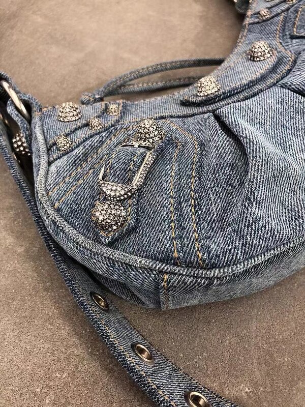 Rivets คาวบอยสะพายไหล่สำหรับผู้หญิงกระเป๋ารถจักรยานยนต์ CrossBody กระเป๋าผู้หญิงใหม่แฟชั่นกระเป๋า...