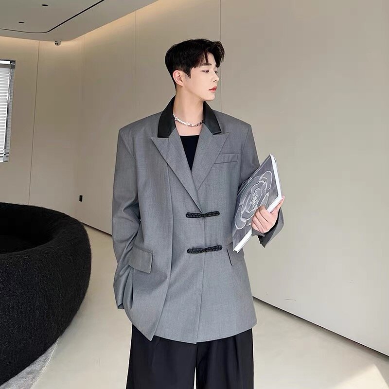 Blazer con fibbia in stile cinese per uomo Designer di nicchia modellazione di media lunghezza abiti neutri grigi cappotto Casual abbigliamento uomo giovanile autunno