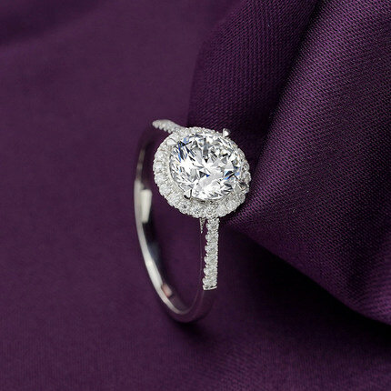 Роскошное бриллиантовое свадебное кольцо с муассанитом диаметром 1 карат