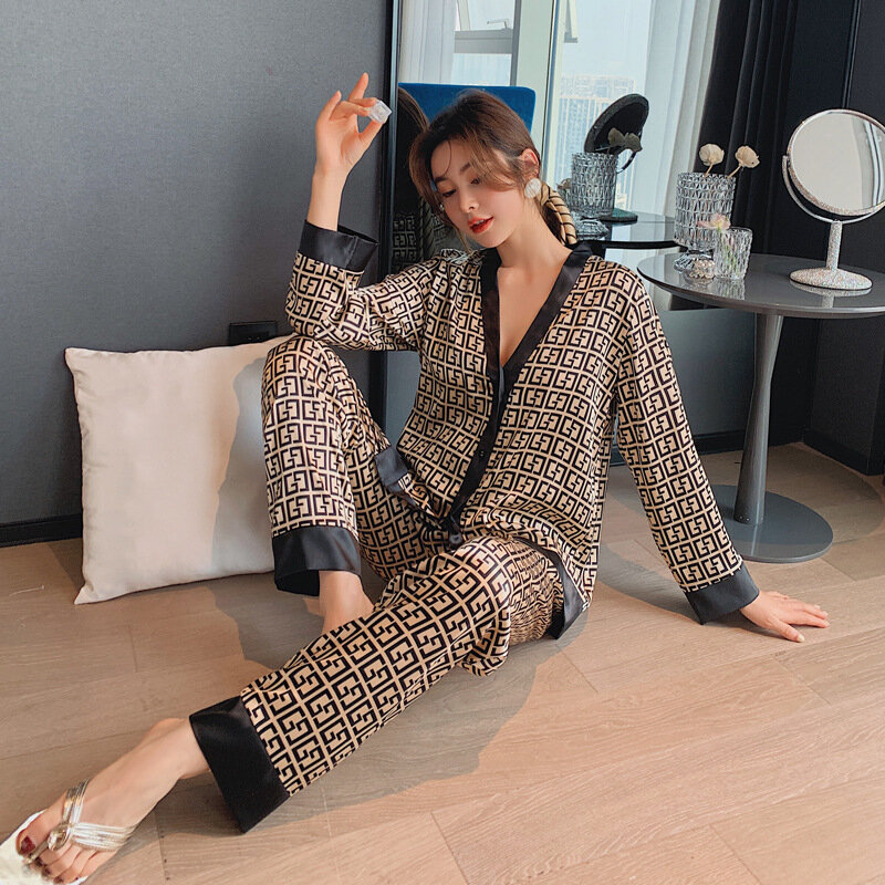 Conjunto de Pijama feminino V Neck Design Luxo Cruz Carta Impressão Sleepwear Silk Like Home Clothes XXL Tamanho Grande Nightwear