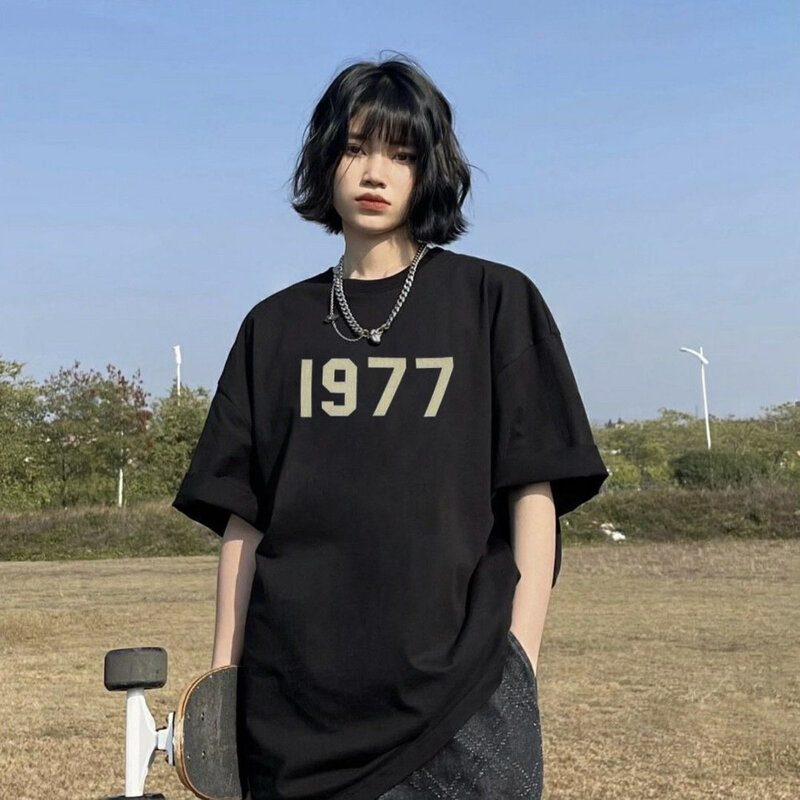 Camiseta con estampado para hombre y mujer, camisa de manga corta Simple, ropa de calle de piedra negra, Tops de algodón coreanos, 1977