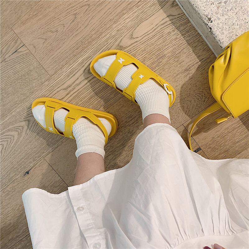 الأصفر الكورية الصنادل النساء 2022 جديد صنادل أرضية أحذية الصيف النساء الكعوب أحذية خفيفة صنادل أرضية