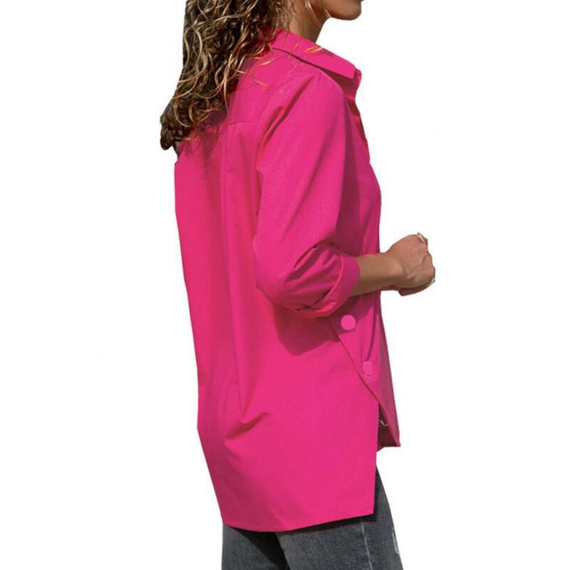 Camisa de decoración de botones laterales de dobladillo alto-bajo con cuello vuelto informal para mujer