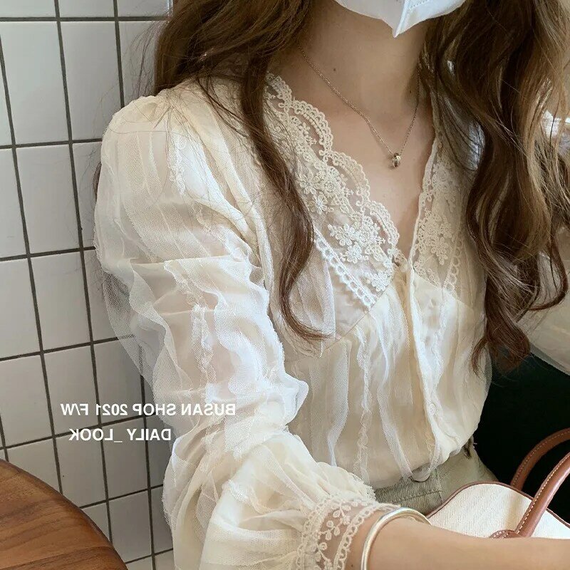 Camisa blanca de encaje con cuello en V para mujer, blusa elegante de manga larga, ropa de hadas para otoño, moda de verano 2022, ropa de calle de estilo coreano