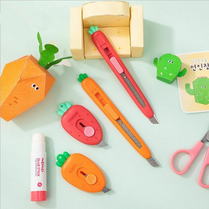 Kawaii cenoura morango utilitário faca papelaria de escritório bonito material escolar estudante bolso dobrável desembalar faca expressa