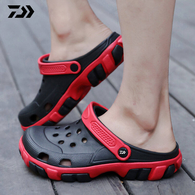 New Daiwa Outdoor Men's Sandals Crocks Autumn Hole Shoes Beach Sandals High Quality Outdoor Non-Slip Fishing Sports Slippers