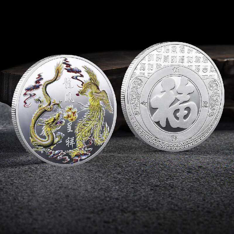 Moneda de plata de la cultura tradicional china traída por el dragón y el fénix oro pintado, símbolo de la buena fortuna