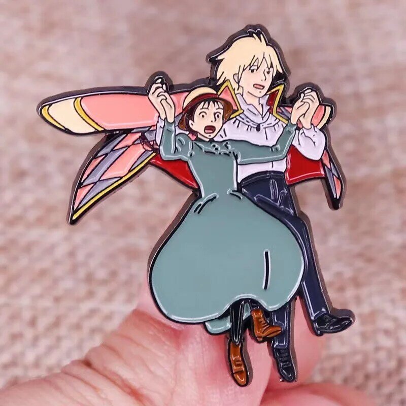 Di alta qualità Cartoon Howls Moving Castle smalto Pin coppia spilla Anime Badge uomini e donne zaino Pin Cute Anime accessori