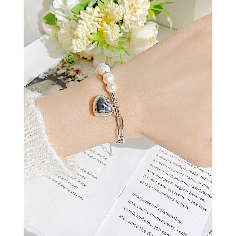 Light Luxury Niche Design Splicing perle d'acqua dolce naturali bracciali con cuore d'amore in acciaio inossidabile sulla tendenza dei regali dei gioielli della mano