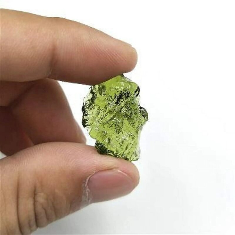 قلادة Moldavite الأخضر غير النظامية شكل Moldavite التشيكية نيزك الخام الخام الكريستال حجر الطاقة لصنع المجوهرات الفن