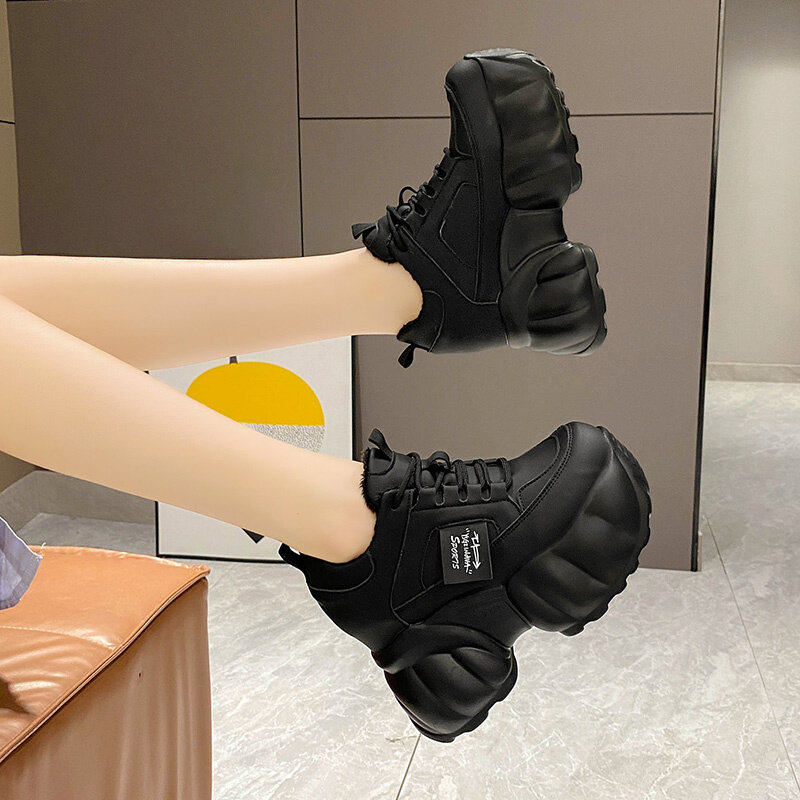 Zapatillas gruesas de cuña para mujer, zapatos informales vulcanizados de cuero con plataforma alta, color blanco y negro, Primavera, 2023
