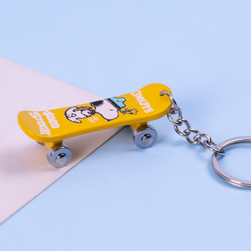 Snoopy Serie Dekorative Zink-legierung Vier Rad Doppel Tilt Roller Keychain Halskette Anhänger Cartoon Kawaii Anime Plüsch Spielzeug Geschenk