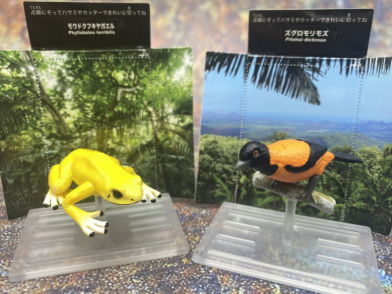 Giappone giocattoli genuini spiriti Gashapon Capsule giocattoli creature Horror grande libro illustrato ornamento pendente animale velenoso