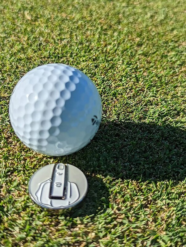 1 buah penanda bola Golf lucu, lift jari tengah. Dipasangkan ke Magnet. Dibuat sesuai klip topi Golf terakhir