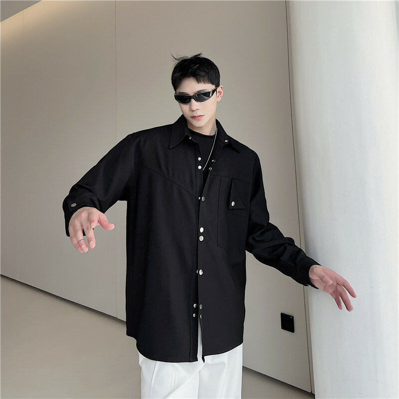 Camicie da uomo Chic camicia a maniche lunghe con tasche irregolari di design originale fibbia in metallo autunno Top Oversize abbigliamento da uomo in stile giapponese