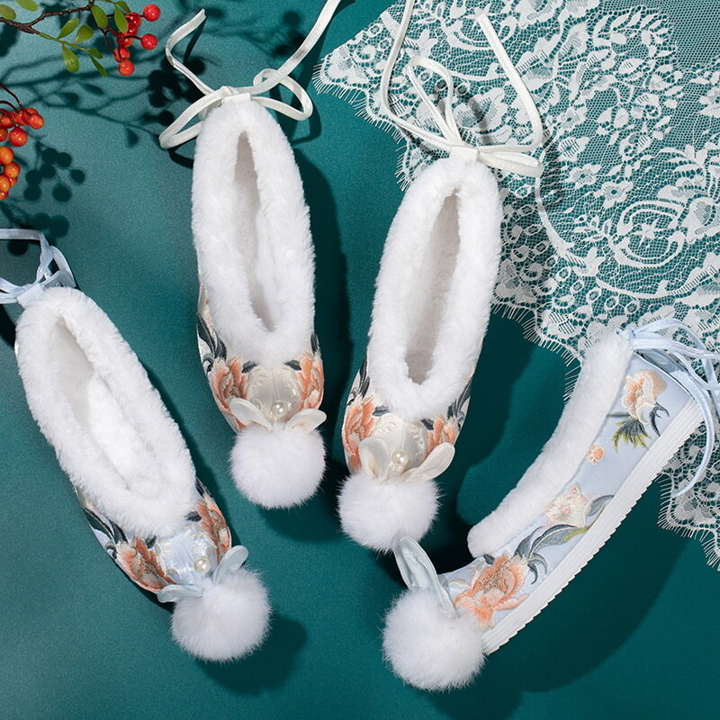 Furry กระต่าย Ear Ball Hanfu รองเท้าผู้หญิงเย็บปักถักร้อยดอกไม้ Loafer ฤดูหนาว Lolita น่ารักตื้นรองเท้า Designer คอสเ...