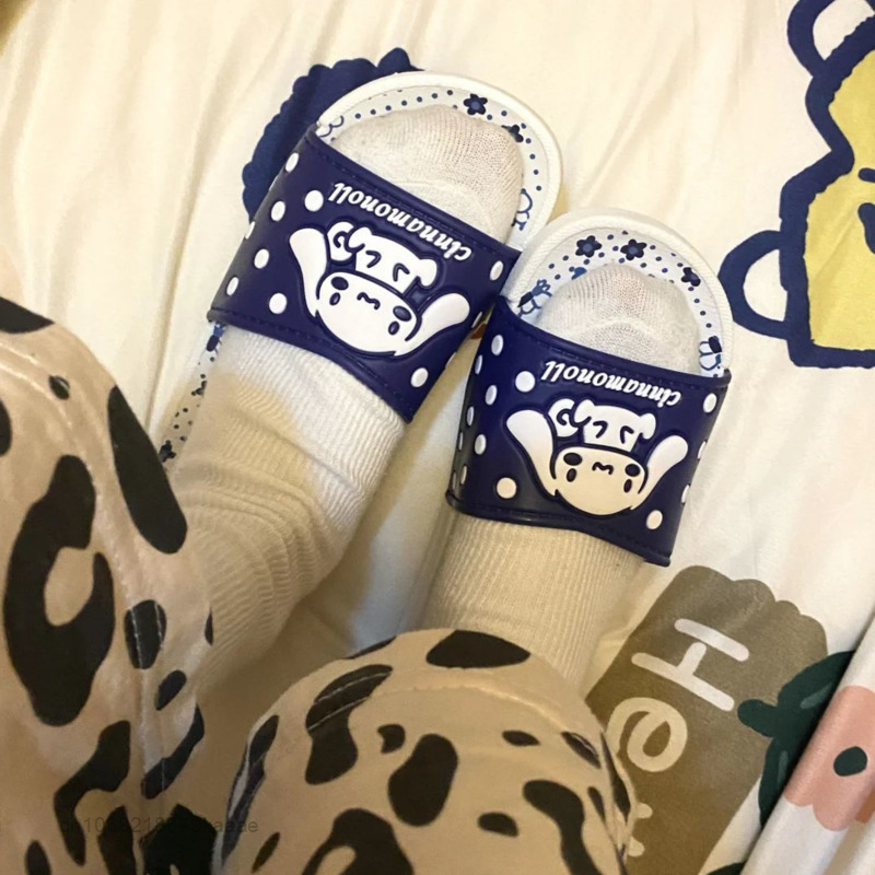 Sanrio Kartun Cinnamoroll Sepatu Rumah Wanita Non-slip Sandal Lembut Sepatu Datar Dalam Luar Ruangan Lucu Sandal Kamar Mandi Sepatu Pantai