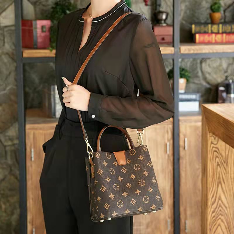 Women's Bag 2022 Summer New Versatile Small Hand Bag Simple Shoulder Messenger Bag Ins Fashion Bucket Bag