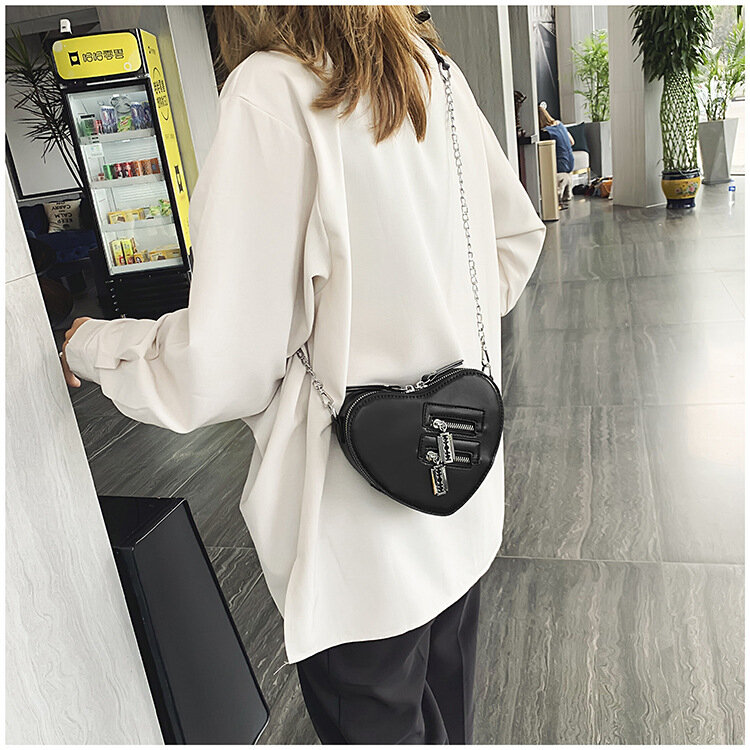 2022 فاسق صخرة حقيبة كتف Harajuku Crossbody حقيبة المرأة معدن على شكل قلب سستة القوطية سلسلة حقائب صغيرة المحافظ وحقائب اليد