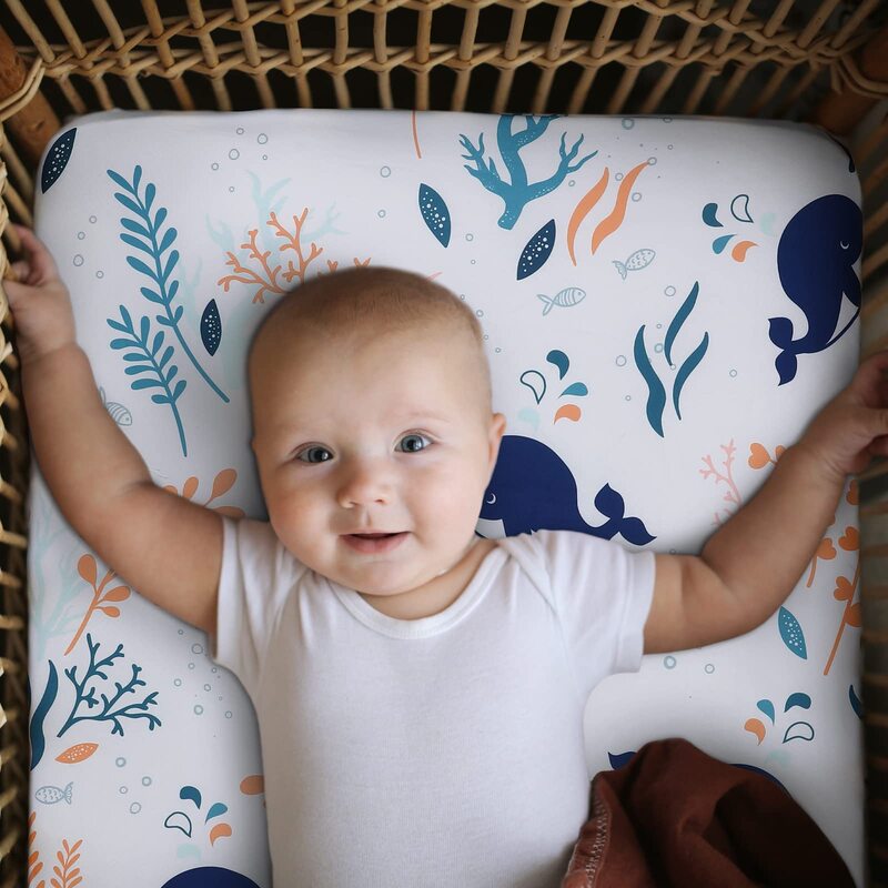 Łóżeczko dziecięce dopasowane prześcieradło Unisex niemowlęta łóżeczko pokrycie materaca dla niemowląt chłopcy i dziewczęta nadruk kreskówkowy prześcieradło miękkie oddychające prześcieradło