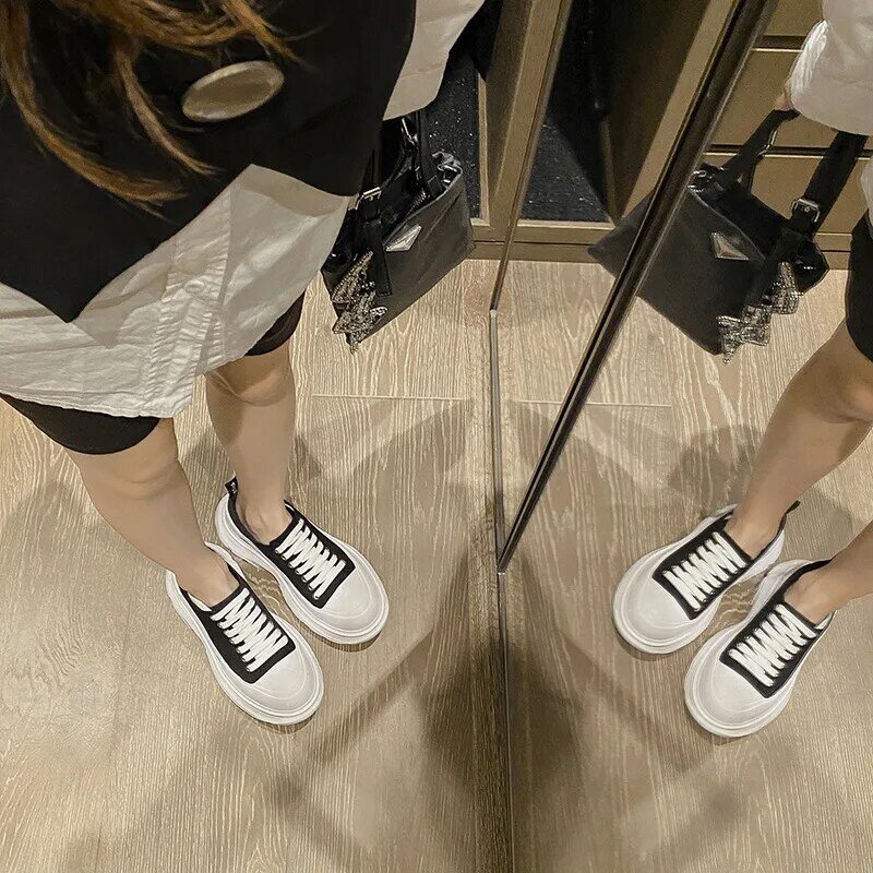حذاء قماش المرأة 2022 ربيع جديد كعكة الإسفنج سميكة سوليد زيادة حذاء أبيض المرأة أحذية رياضية غير رسمية بابا