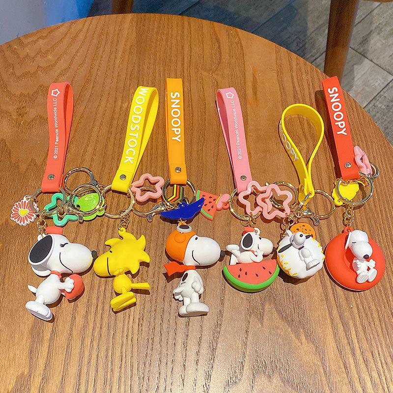 Kawaii Snoopy พวงกุญแจการ์ตูนน่ารัก Anime Charlie Brown Woodstock Pvc ตุ๊กตากระเป๋าจี้อุปกรณ์เสริมเครื่องประดับของเล่น...