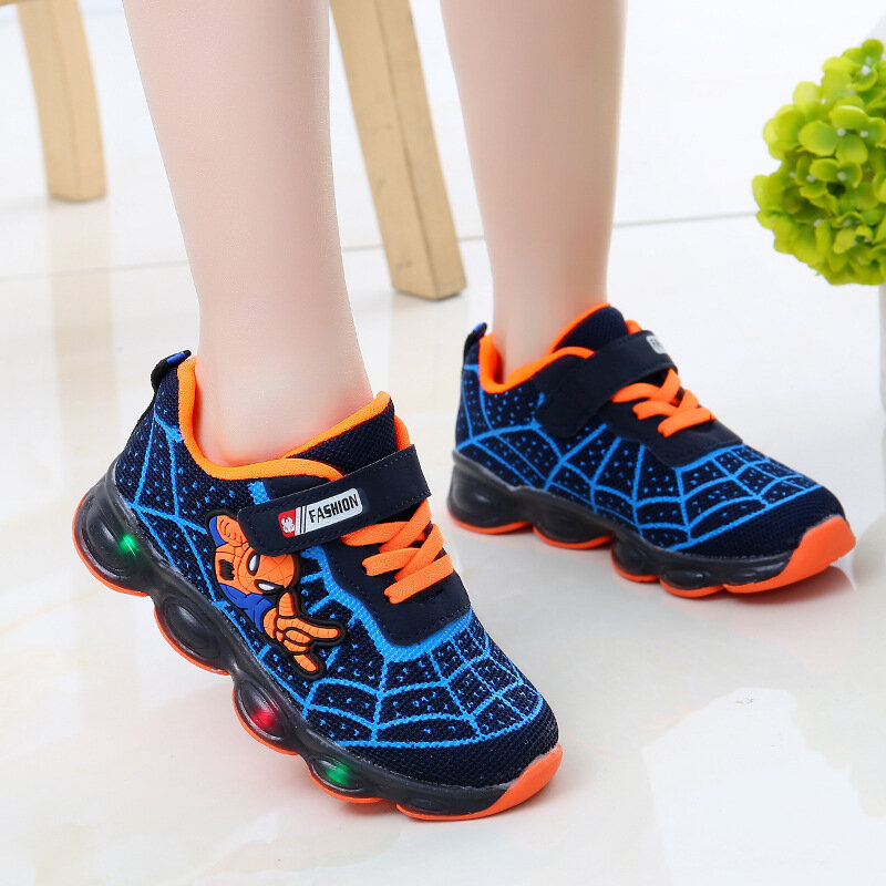 Zapatos luminosos LED de dibujos animados de Spiderman para niños, zapatillas brillantes para niños, botas deportivas de malla ligera para niños pequeños