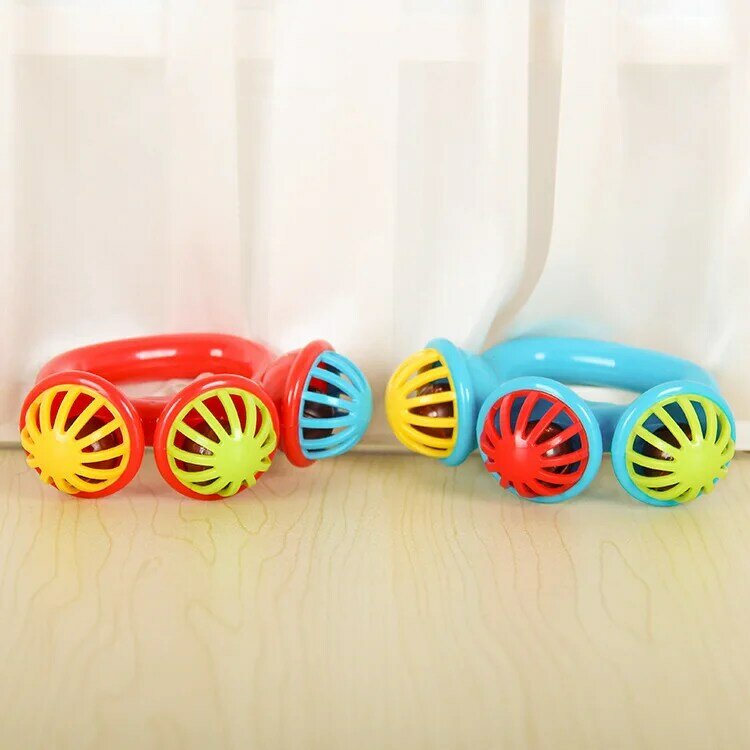 0〜3歳の幼児用のハンドシェイクの色の3つのベルが変化するプラスチック製のかわいいハンドガラガラを学びます