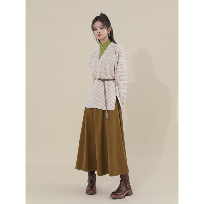 Set Gaun Hanfu Modern Gaya Tiongkok Asli 3 Buah Jubah Panjang Beige Kaus Hijau Rok Hijau Mantel Hangat Musim Gugur untuk Wanita