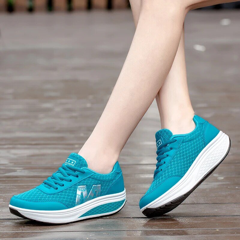 المرأة أحذية مفلكنة الدانتيل متابعة منصة حذاء كاجوال تنفس يصعب ارتداء أحذية رياضية خفيفة الوزن منخفضة إلكتروني أحذية مشي