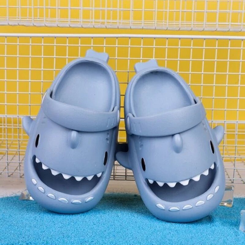 2023 nowy śliczny rekin kształt kreskówka dziecięce kapcie Trend nowe dziecięce sandały wyjściowy modny chłopięce i dziewczęce buty na plażę