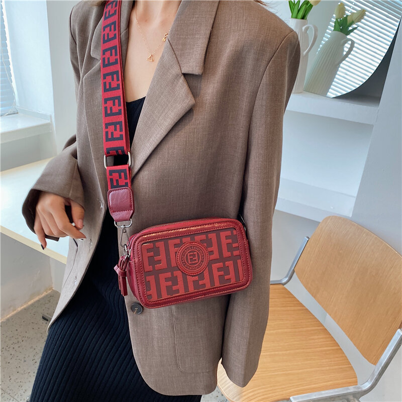 Винтажная женская сумка 2022, трендовая широкая сумка через плечо с надписью, женская кожаная маленькая квадратная сумка для телефона, роскош...