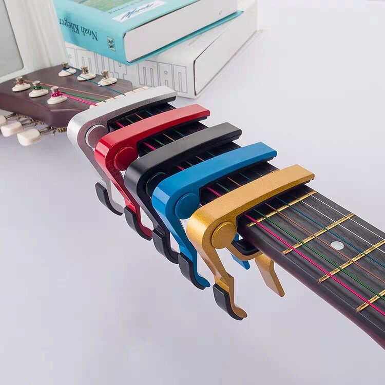 أداة تثبيت مفاتيح جيتار كابو متعددة الألوان كلاسيكية وصوتية لحن كهربائي سريع التغيير