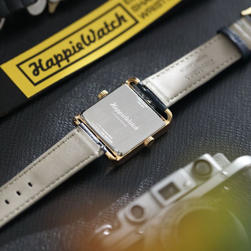 HappieWatch แบบ Dual ญี่ปุ่น Quartz นาฬิกา3D Cameo ผล Embossed Dial Sapphire คริสตัลสองสายรัด (ของขวัญ: สายซิลิโคน)