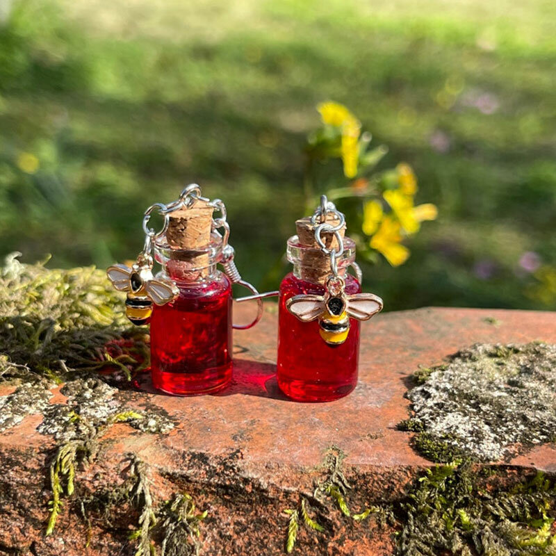 Brincos de frasco de mel vermelho, abelha, charme, cottagecore, incomum, jóias funky, esmalte, estilo alt, alternativa, goblincore