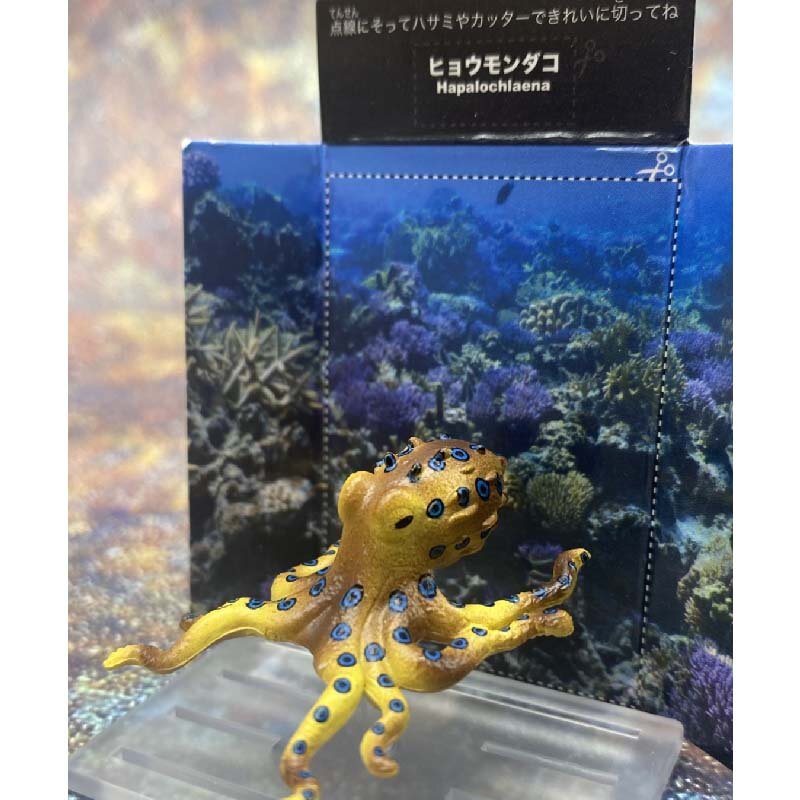 Japão brinquedos genuínos espíritos gashapon cápsula brinquedos criaturas de terror grande imagem livro venenoso animal pingente ornamento