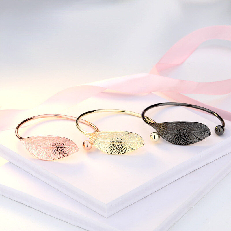 Women's Bracelet Is sweet  Elegant  Adjustable Fresh  Leaf-shaped 4-color Charm Open Bracelet  Gift Fashion Jewelry Wholesal